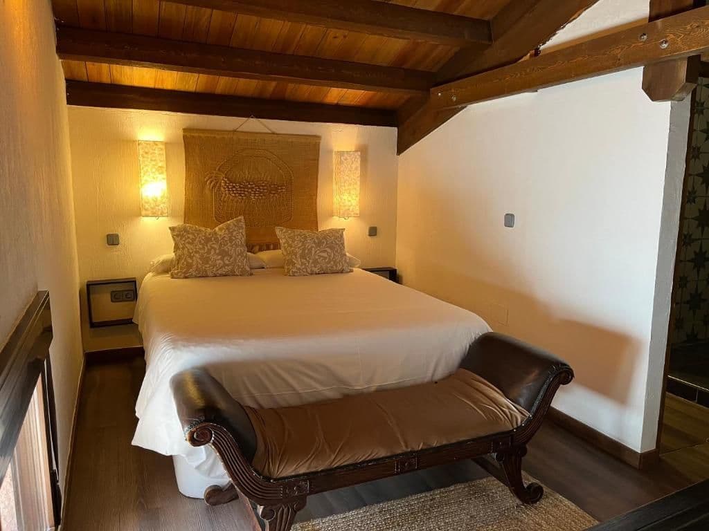 Dormitorio en el altillo de madera de El Horno de Irueste