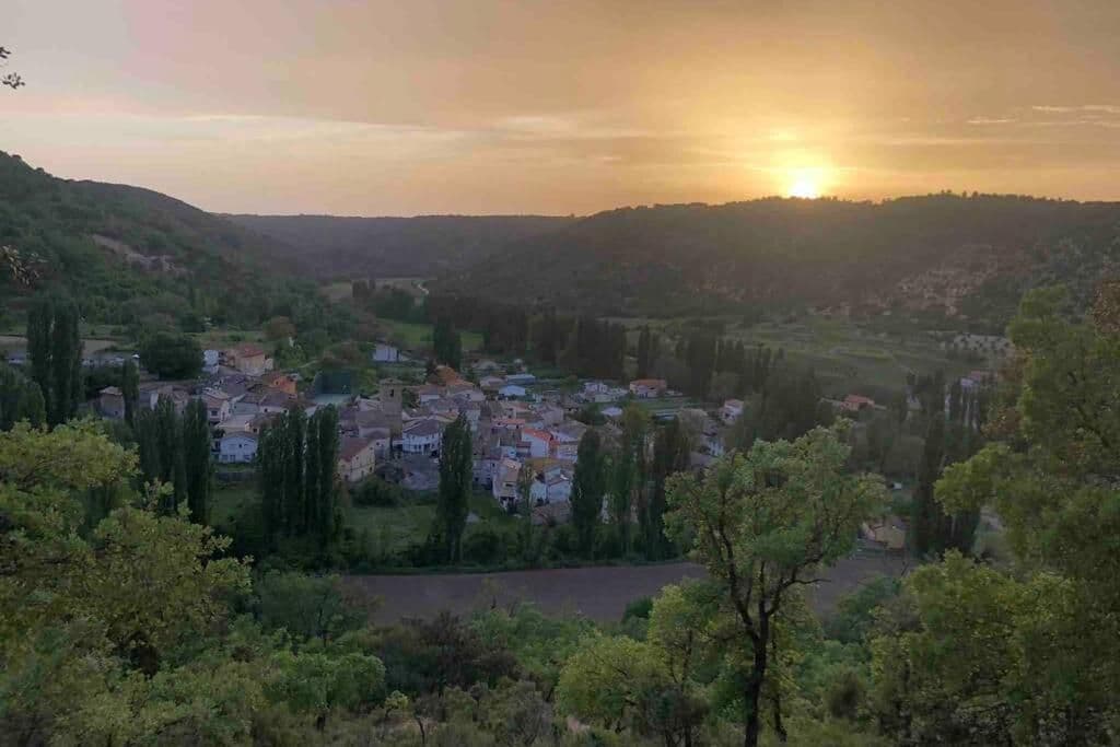Irueste, La Alcarria — vista del pueblo al atardecer